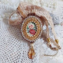 Pendentif Reflets de Rosée brodé avec cabochon résine, dentelle ancienne, chatons, gouttes Crystal, perles verres et rocailles